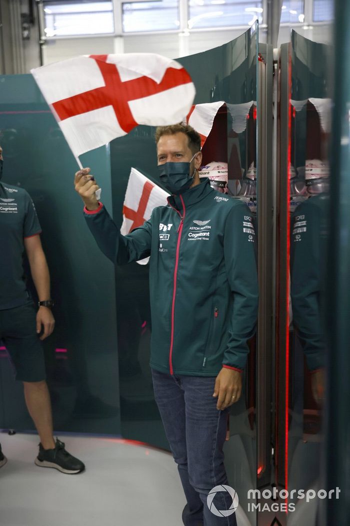 Sebastian Vettel, en el box de Aston Martin 