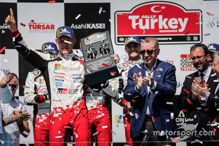 Ganador de la carrera Ott Tänak, Toyota Gazoo Racing, Recep Tayyip Erdoğan, Presidente de Turquía