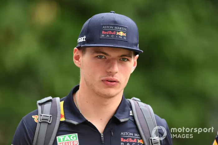 A pesar de ser una carrera nocturna, los pilotos mantienen el horario europeo, lo que significa que muchos de ellos se levantan a la una del mediodía, comen a las siete de la tarde y cenan a la una de la mañana. Se van a dormir cerca de las cinco de la mañana (que serían las once de la noche en España).