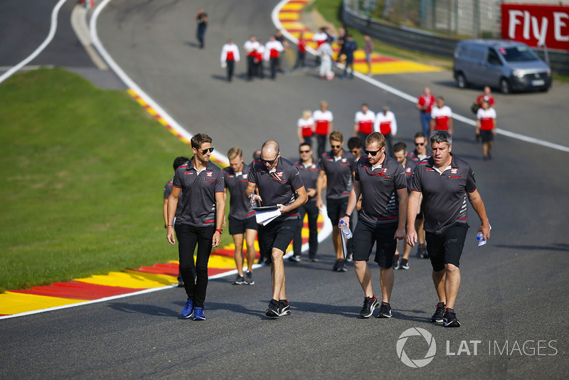 Romain Grosjean, Haas F1 Team, cammina lungo Raidillon ed Eau Rouge con i colleghi