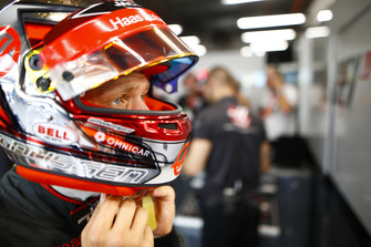 Kevin Magnussen, Haas F1 Team, ajuste son casque