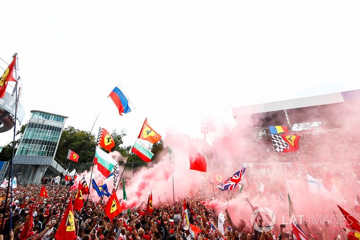 El público ante el podio de Monza