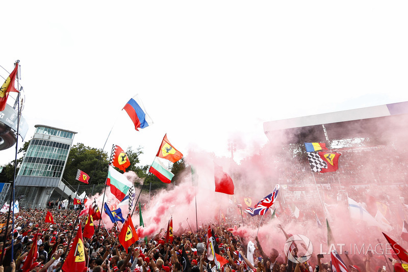 El público ante el podio de Monza