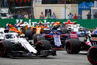 Lance Stroll, Williams FW41, devant Pierre Gasly, Toro Rosso STR13, Fernando Alonso, McLaren MCL33, et Stoffel Vandoorne, McLaren MCL33