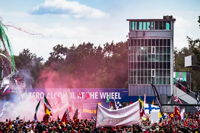 El público ante el podio de Monza