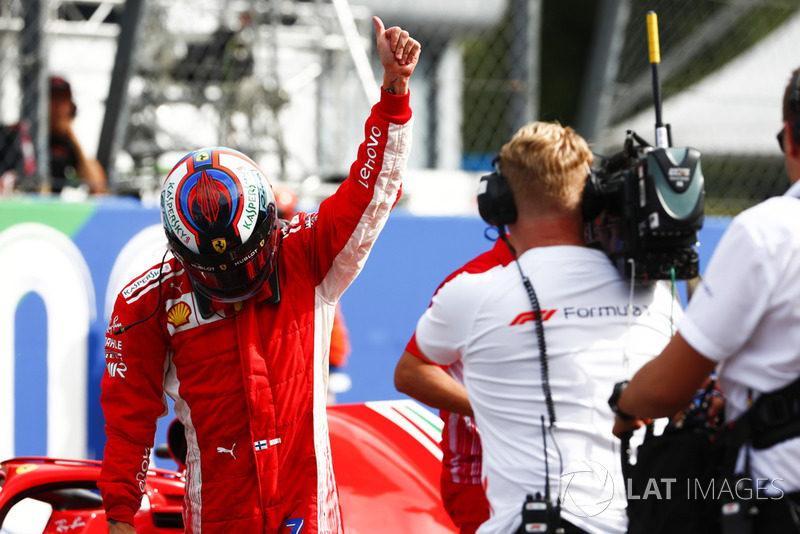 Le poleman Kimi Raikkonen, Ferrari fête sa pole position