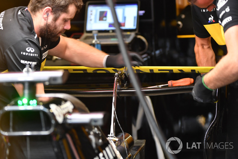 Rear wing of Nico Hulkenberg, Renault Sport F1 Team RS 18 with DRS stuck open