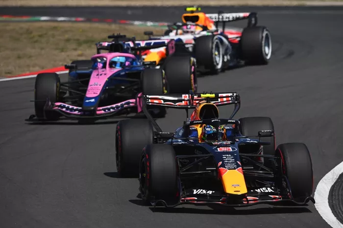 Pierre Gasly, Alpine; Isack Hadjar, Red Bull Racing