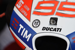 Adesivo sulla Ducati di Lorenzo in onore di Angel Nieto
