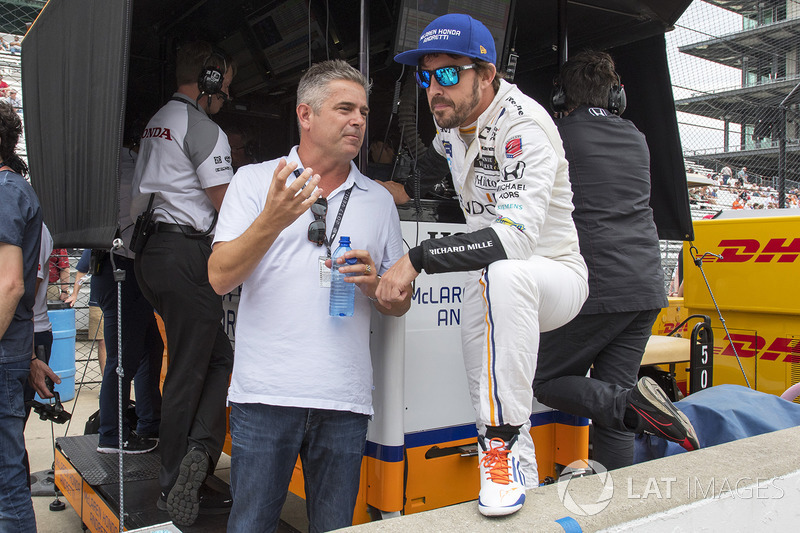 Фернандо Алонсо, Andretti Autosport Honda, говорить із Жилем де Ферраном