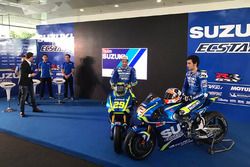 Andrea Iannone y Alex Rins con la Suzuki MotoGP 2017