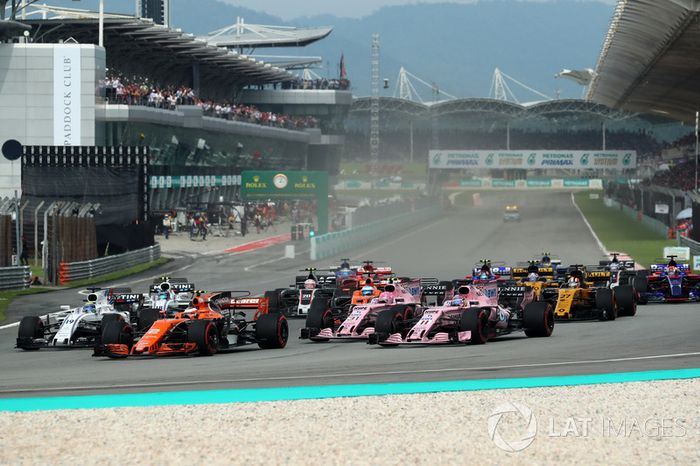 Stoffel Vandoorne, McLaren MCL32 y Sergio Pérez, Force India VJM10 al inicio