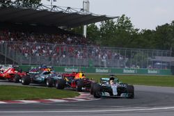 Lewis Hamilton, Mercedes AMG F1 W08, Max Verstappen, Red Bull Racing RB13, Valtteri Bottas, Mercedes AMG F1 W08, Sebastian Vettel, Ferrari SF70H, the rest of the pack at the start