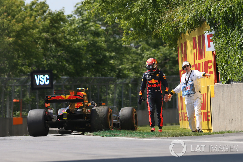 Max Verstappen, Red Bull Racing RB13 retires from the race