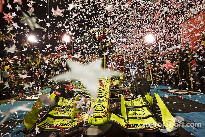 Simon Pagenaud, Team Penske Chevrolet celebra en Victory lane