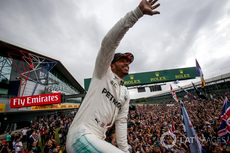 Race winner Lewis Hamilton, Mercedes AMG F1 celebrates with the fans