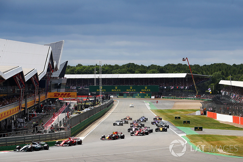 Start of the race, Lewis Hamilton, Mercedes AMG F1 leads