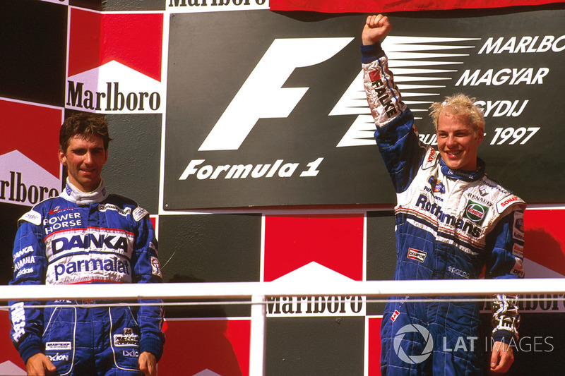 Podio: ganador de la carrera Jacques Villeneuve, Williams Renault, segundo lugar Damon Hill, Arrows