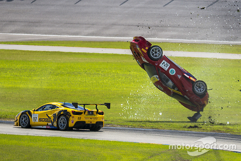 Choque del #124 Ferrari of Long Island Ferrari 488 Challenge: Jerome Jacalone