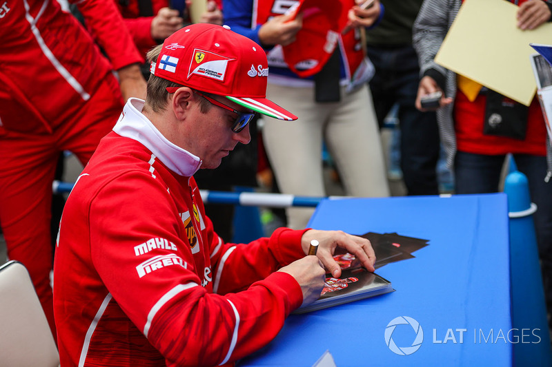 Kimi Raikkonen, Ferrari signs autographs for the fans