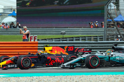 Lewis Hamilton, Mercedes-Benz F1 W08 et Max Verstappen, Red Bull Racing RB13 en bataille pour une position
