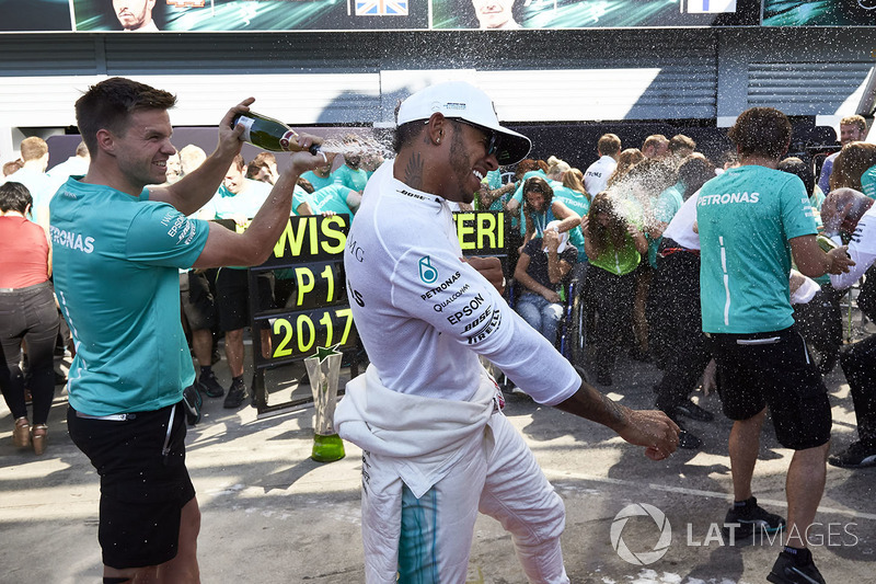 Race winner Lewis Hamilton, Mercedes AMG F1, the Mercedes team celebrate victory