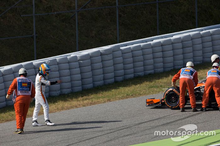 Fernando Alonso, McLaren MCL32, con problemas de motor