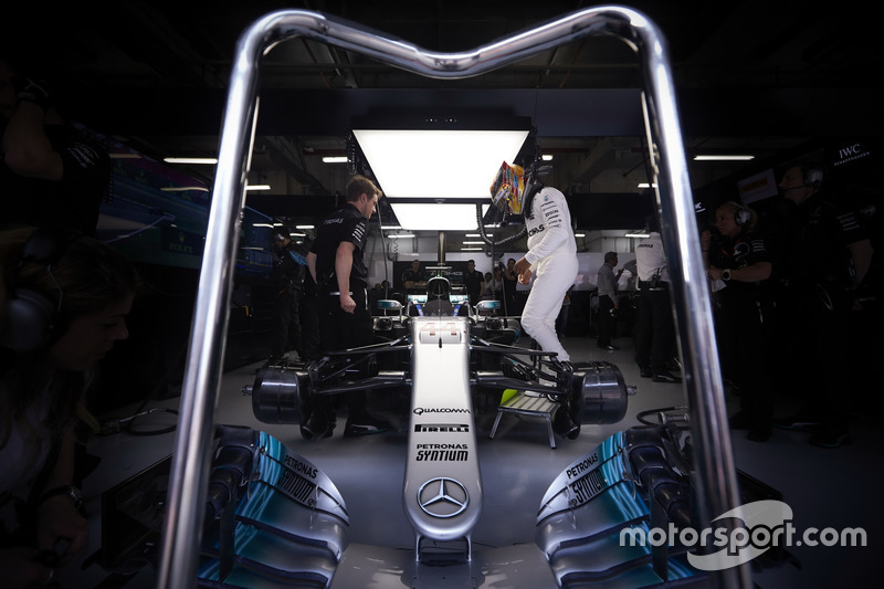 Lewis Hamilton, Mercedes AMG, entra in macchina