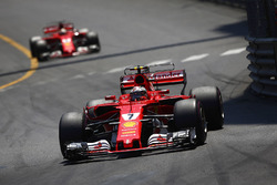 Kimi Raikkonen, Ferrari SF70H, Sebastian Vettel, Ferrari SF70H