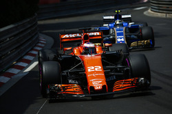 Jenson Button, McLaren MCL32; Pascal Wehrlein, Sauber C36
