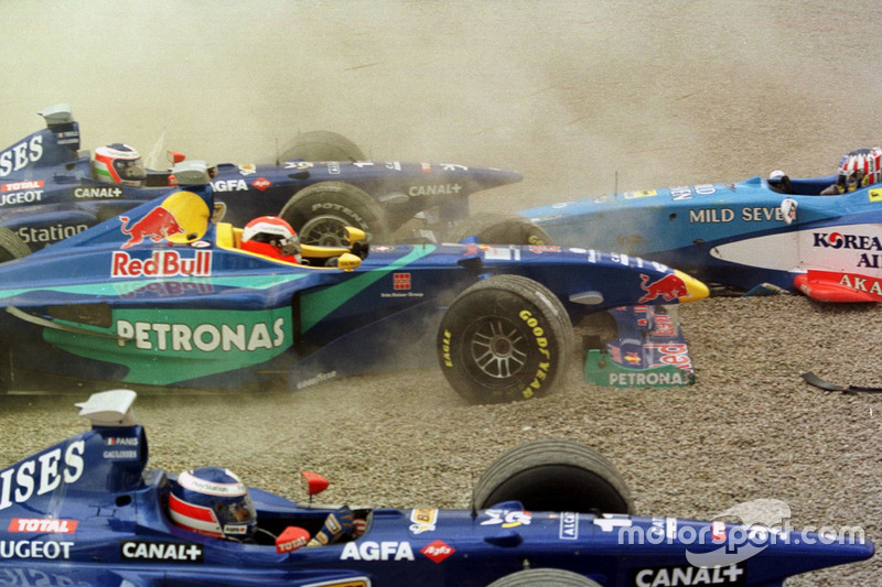 Crash: Jarno Trulli, Olivier Panis, Prost AP01; Johnny Herbert, Sauber et Alexander Wurz, Benetton