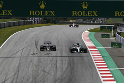 Romain Grosjean, Haas F1 Team VF-17, Lewis Hamilton, Mercedes AMG F1 F1 W08