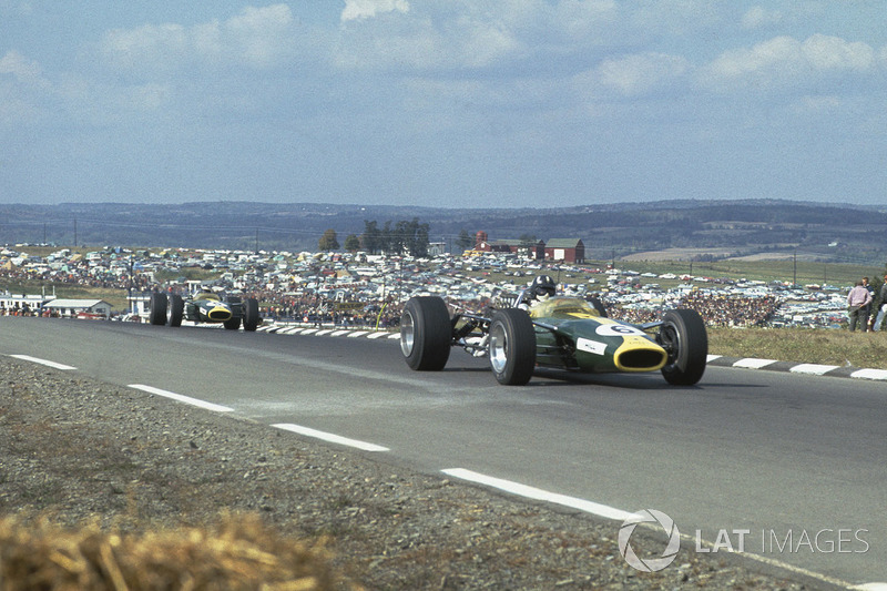 Graham Hill, Lotus 49 Ford lidera a Jim Clark, Lotus 49 Ford