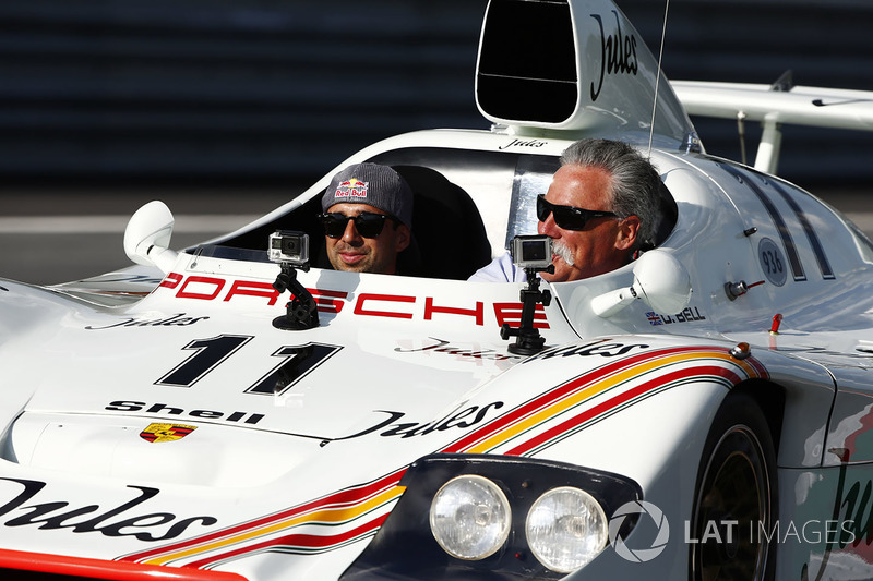 Нил Джани катает Чейза Кэри в Porsche 936 1981 года во время парада классических машин в Австрии