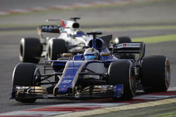 Marcus Ericsson, Sauber C36, devant Felipe Massa, Williams FW40