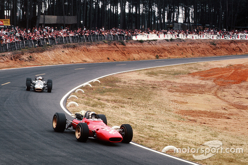 Chris Amon, Ferrari 312 leads Denny Hulme, Brabham BT24 Repco