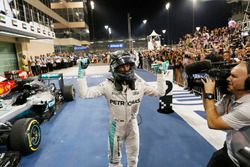 Segundo lugar y nuevo campeón mundial Nico Rosberg, de Mercedes AMG Petronas F1 celebra en parc ferm