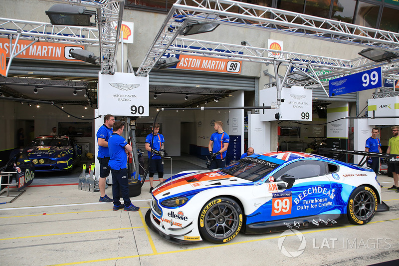 №99 Beechdean AMR Aston Martin Vantage GTE: Эндрю Говард, Росс Ганн, Оливер Брайант