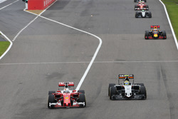 Sebastian Vettel, Ferrari SF16-H; Sergio Perez, Sahara Force India F1 VJM09