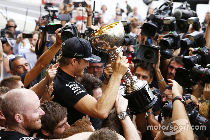 Le vainqueur Nico Rosberg, Mercedes AMG F1 fête le titre constructeurs de Mercedes