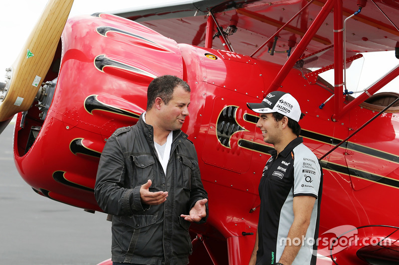 Sergio Pérez, Sahara Force India F1 and Ted Kravitz, Sky deportes reportero con un biplano