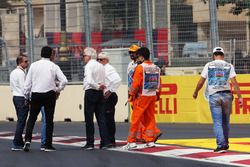 Charlie Whiting en Herbie Blash van de FIA inspecteren het circuit