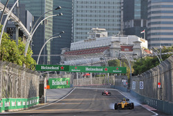 Jolyon Palmer, Renault Sport F1 Team RS16 locks up under braking