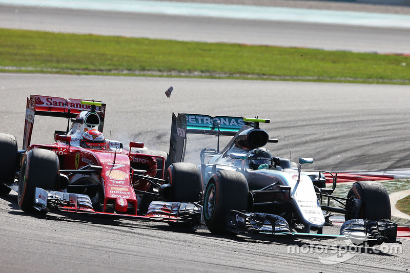 Kimi Raikkonen, Ferrari SF16-H et Nico Rosberg, Mercedes AMG F1 W07 Hybrid se touchent en se battant pour une position