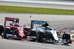 Kimi Raikkonen, Ferrari SF16-H y Nico Rosberg, Mercedes AMG F1 W07 Hybrid