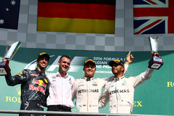 Podium: Sieger Nico Rosberg, Mercedes AMG Petronas F1 W07; 2. Daniel Ricciardo, Red Bull Racing RB12