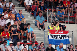 Fans und eine Flagge für Max Verstappen, Red Bull Racing