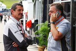 Günther Steiner, Haas F1 Team; Teamchef; Mario Isola, Pirelli-Rennmanager