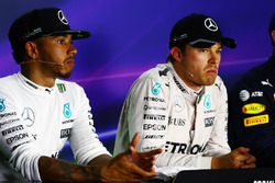 Lewis Hamilton, Mercedes AMG F1 con il compagno di squadra Nico Rosberg, Mercedes AMG F1 nella confe
