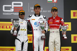 Подіум: переможець Александр Альбон, ART Grand Prix; другий призер Арджун Майні, Jenzer Motorsport;